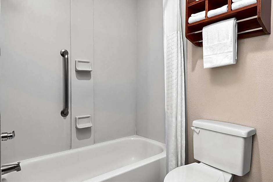 La Quinta Inn & Suites by Wyndham Midwest City - Tinker AFB