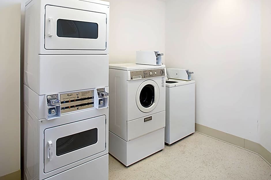 Courtyard by Marriott Manchester-Boston Regional Airport