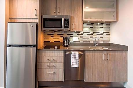 Studio, 2 Queen Beds, Balcony (Mobility Accessible, Roll-In Shower)