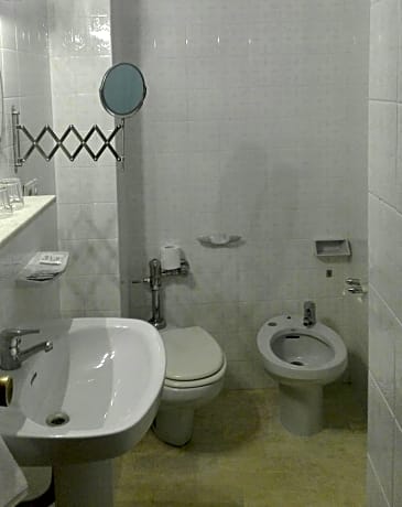 Double or Twin Room (2 Adults + 1 Child )