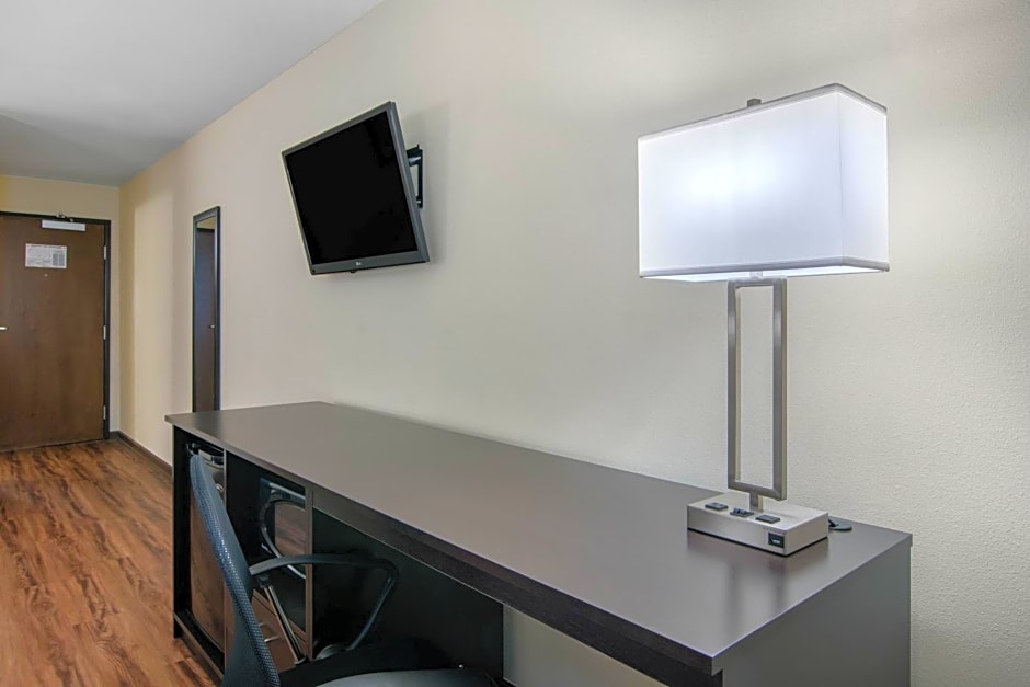 Econo Lodge Inn & Suites