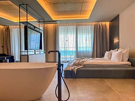 Deluxe SWIM-UP (16+) Suite Sea View