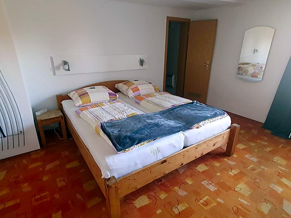 Foto 1 dari 14 — Double Room