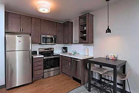 Suite, 1 Bedroom (Mobility Accessible, Tub) (1 King Bed)