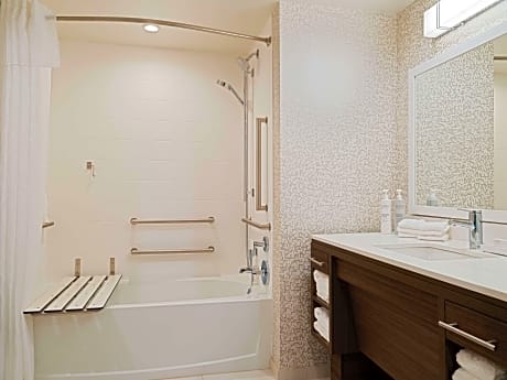 2Queen Mobility Accessible Tub Studio Suite