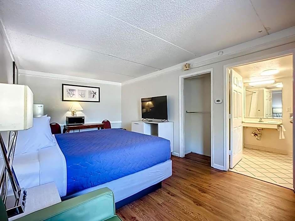 Photo 1 of 4 of 1 King Bed with Sofabed Suite, Nonsmoking
