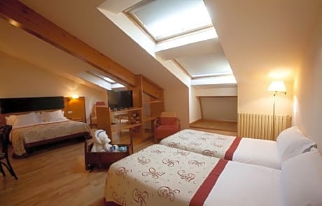 FAMILY ROOM (2 ADULTS)