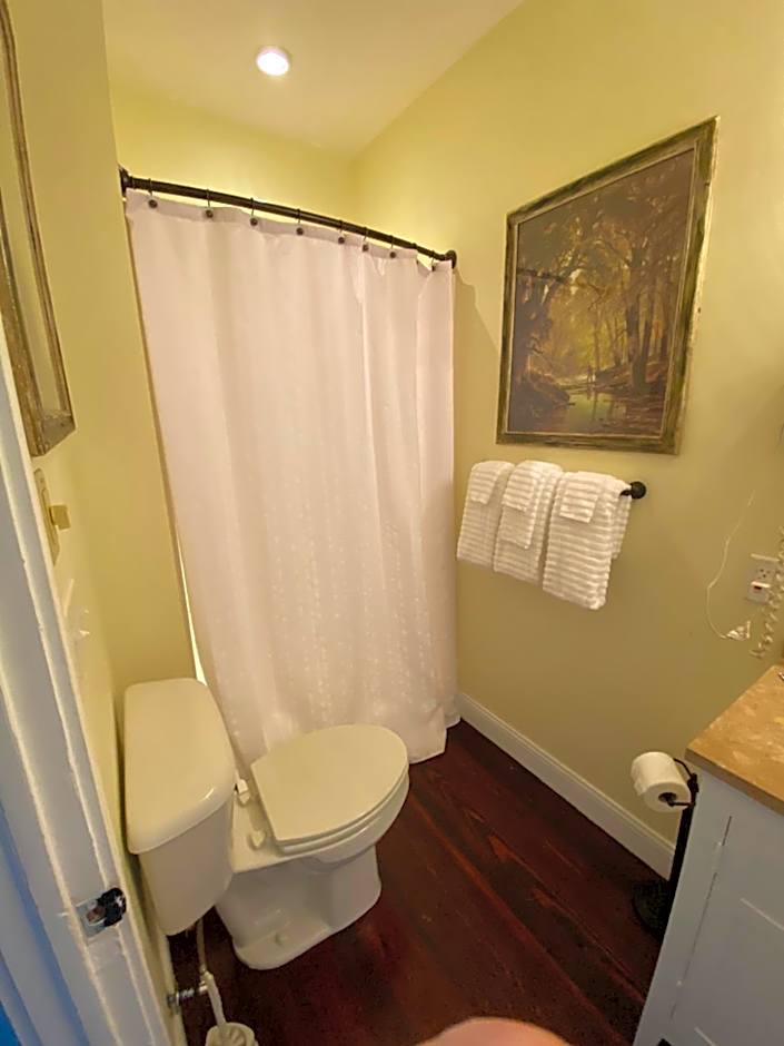 Twin Lakes Creamery, Grill & Inn