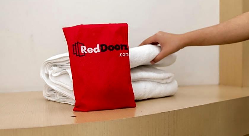 RedDoorz Hostel near LTC Glodok