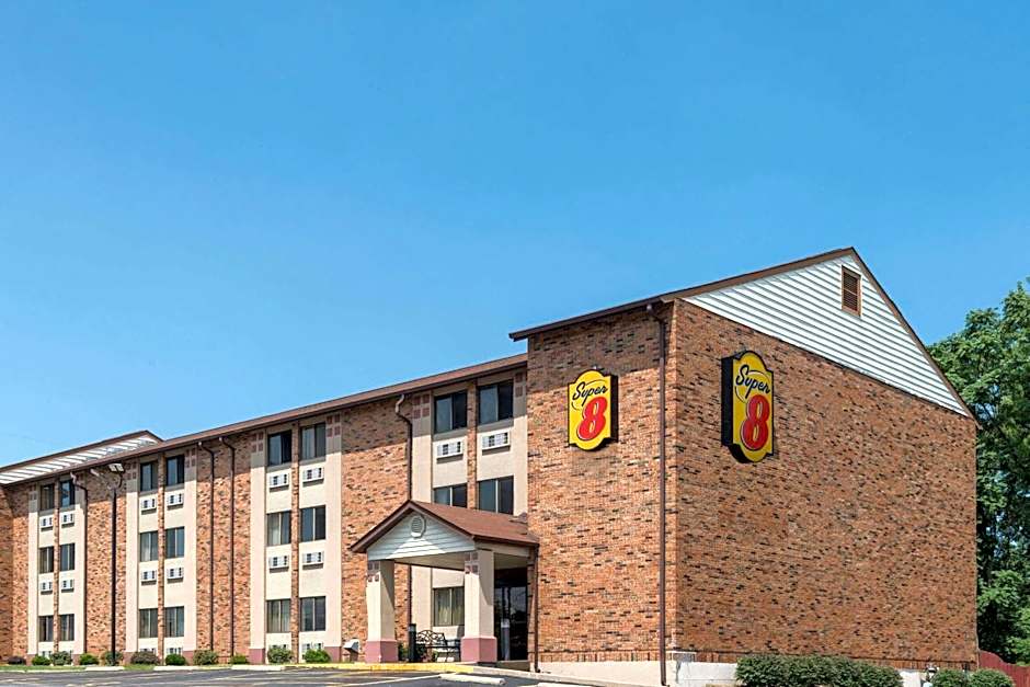 Super 8 by Wyndham St Charles