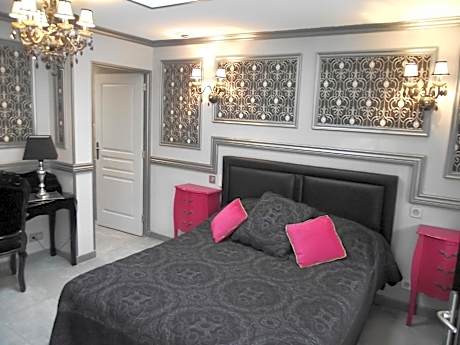 Queen Room with Pool View BAROQUE