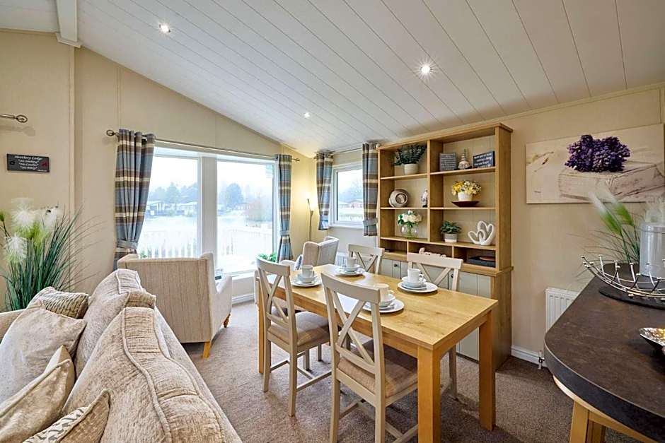 Heathery Lodge with Hot Tub