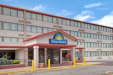 Days Hotel by Wyndham East Brunswick Conference Center