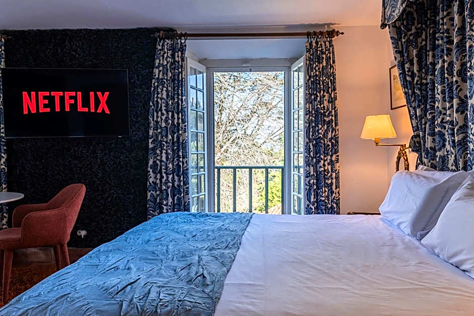 Sintra WOW - Unique double Smart Room in 17th century Palace! Hot tub, Snooker, BBQ, PS5, Sauna, Gym