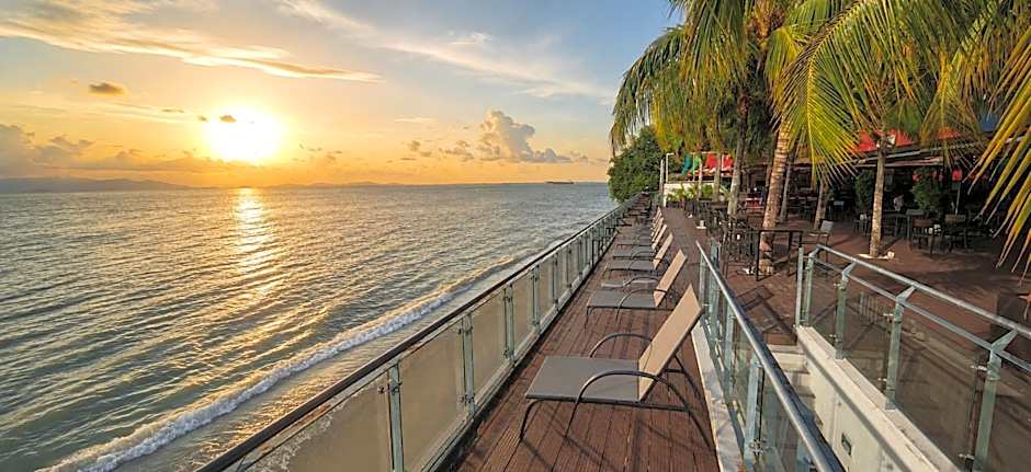 Hompton Hotel by the Beach