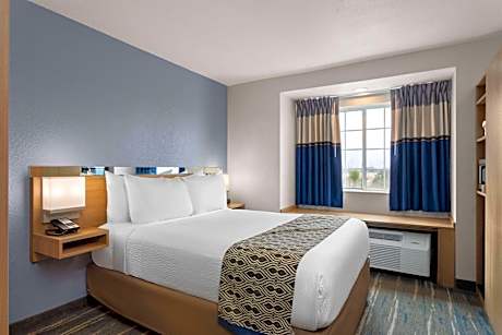 1 Queen Bed, Mobility/Hearing Impared Access Studio Suite, Non-Smoking