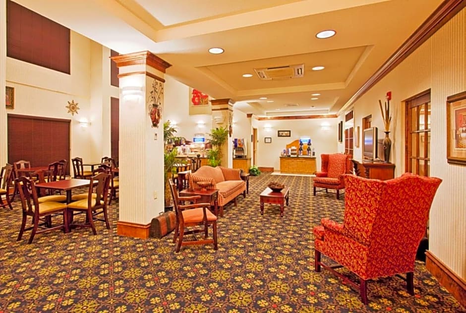 Holiday Inn Express Hotel & Suites Lucedale