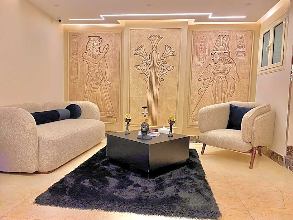 New Museum, Pyramids inn