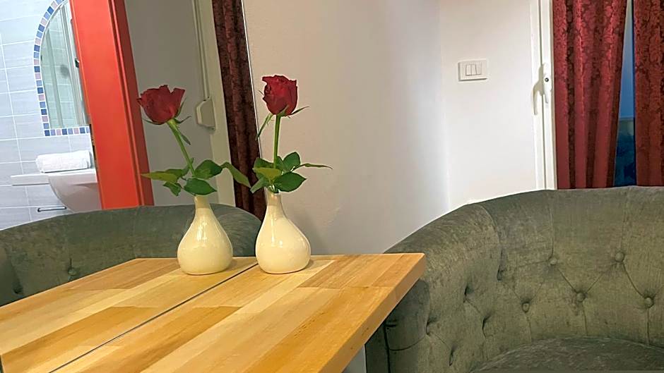 MADONCA ROOMS & RESTAURANT