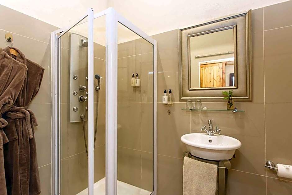 Riverside Guest Lodge