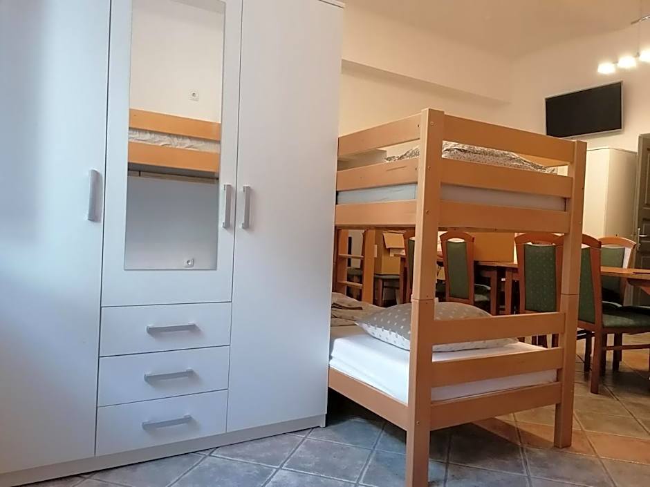 Foto 1 di 13 di Single Bed in Dormitory Room