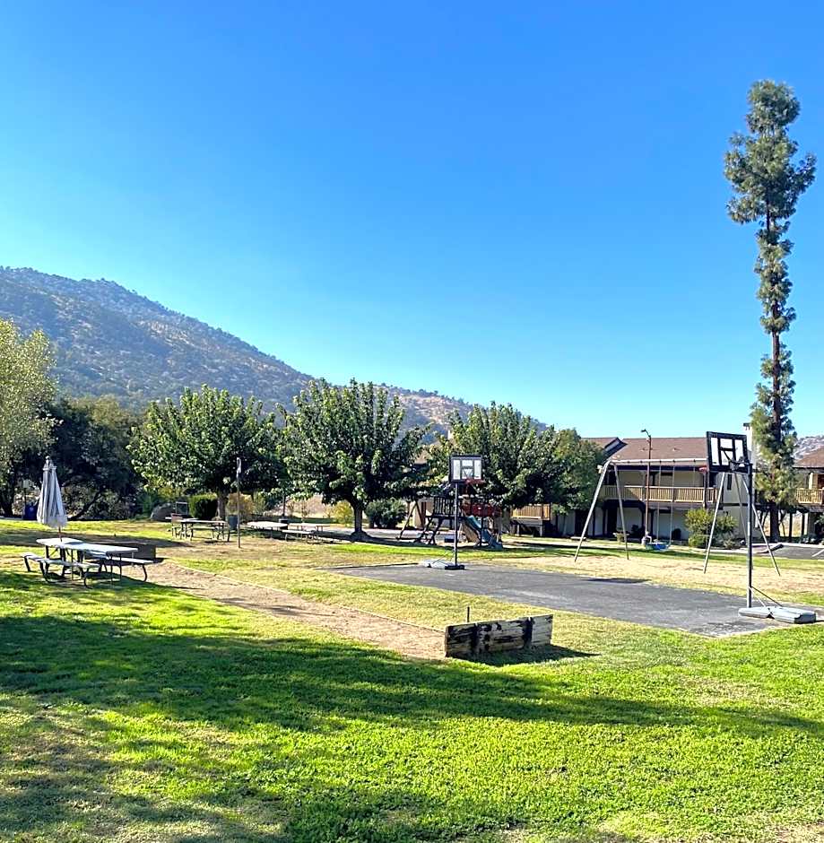 Western Holiday Lodge Sequoia National Park