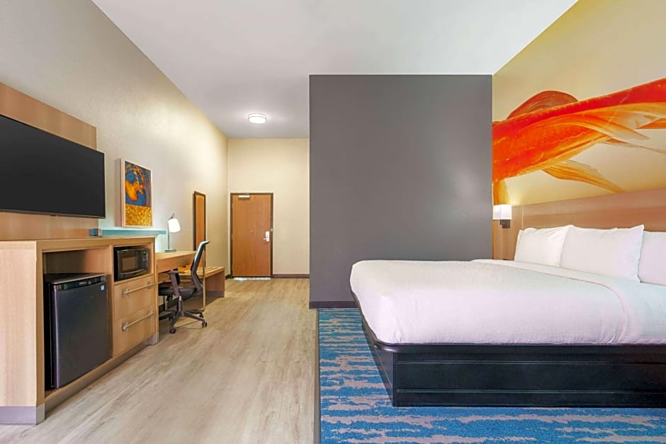 La Quinta Inn & Suites by Wyndham San Antonio Seaworld LAFB
