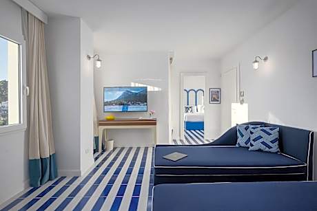 Deluxe Suite with Jacuzzi and Sea View