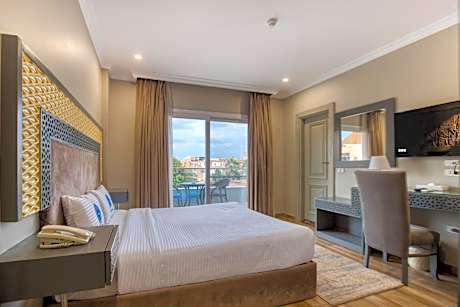 Superior Queen Room With Partial Pyramids View & Balcony