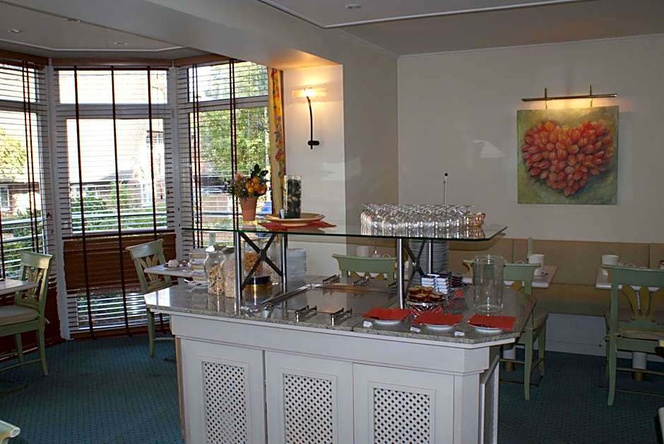 Entree Hotel Gross Borstel Garni