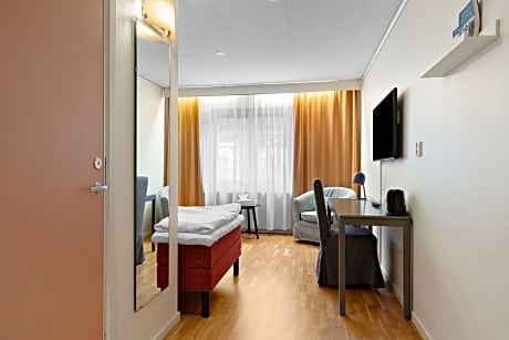 Standard Single Room with Roll-In Shower - Mobility Accessible/Non-Smoking