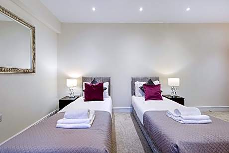 Luxury 3 Bedroom Apt. 04 + Parking in Maidenhead