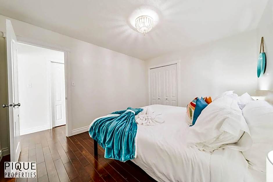 Tropical Oasis - King Beds - Free Netflix & Parking - Fast Wi-Fi