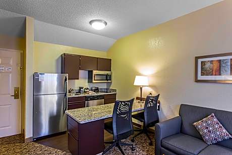 1 Queen Bed, Suite, Nonsmoking