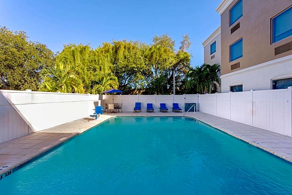 Holiday Inn Express & Suites Lantana By IHG