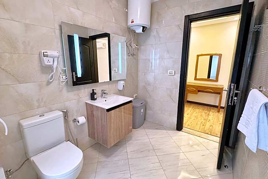 Calm & Classy 2BR - 5 min to Airport