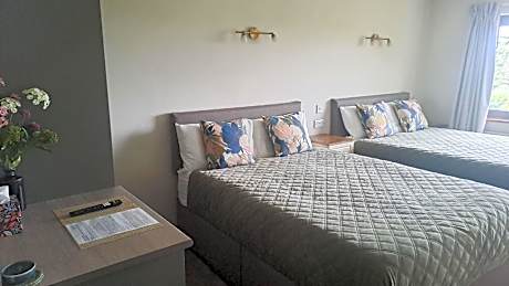 Family Room (2 Adults + 2 Children)