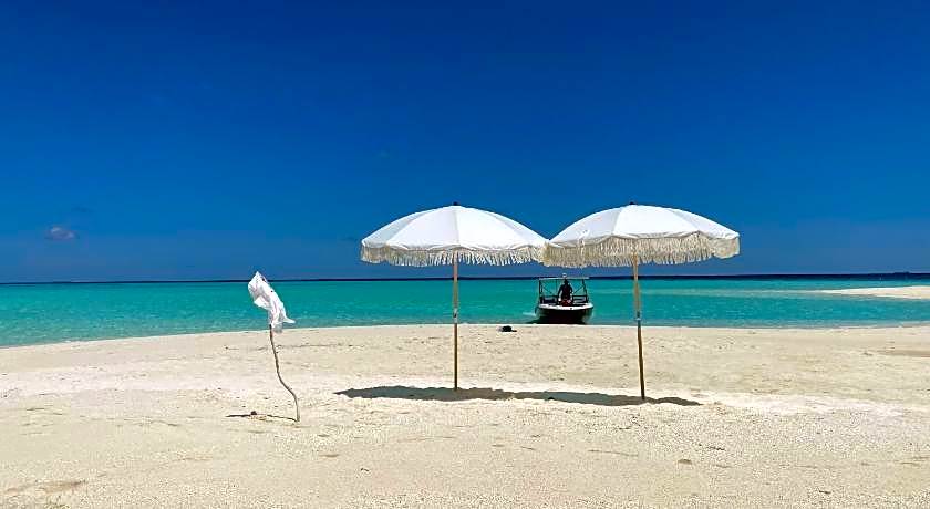 Sunrise by White sand dhigurah 