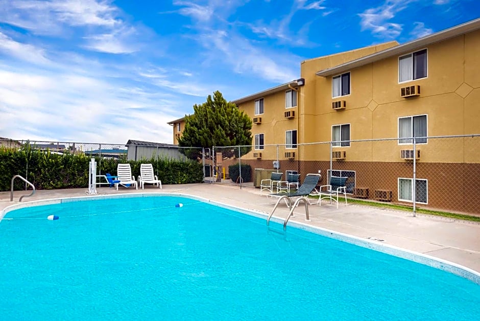 Super 8 by Wyndham Dodge City