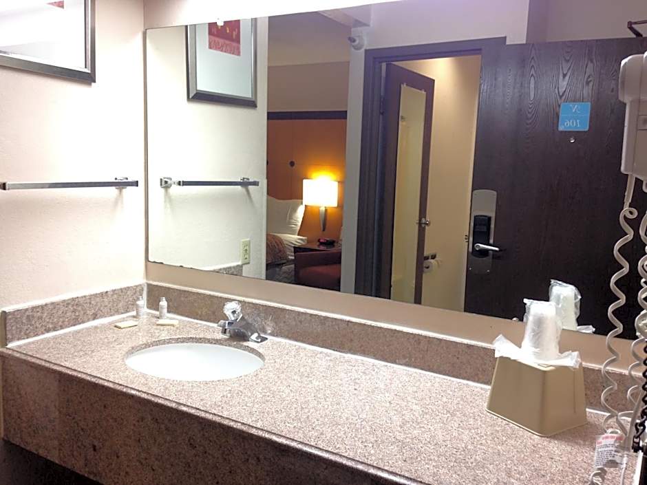 Travelodge by Wyndham Brooklyn Center