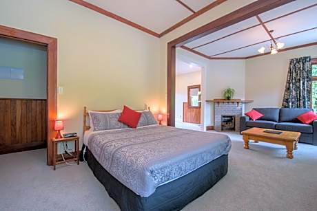 Queen Studio Apartment