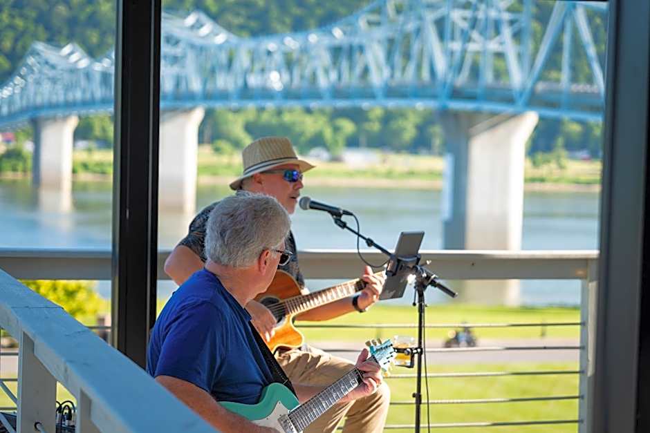 Riverboat Inn & Suites