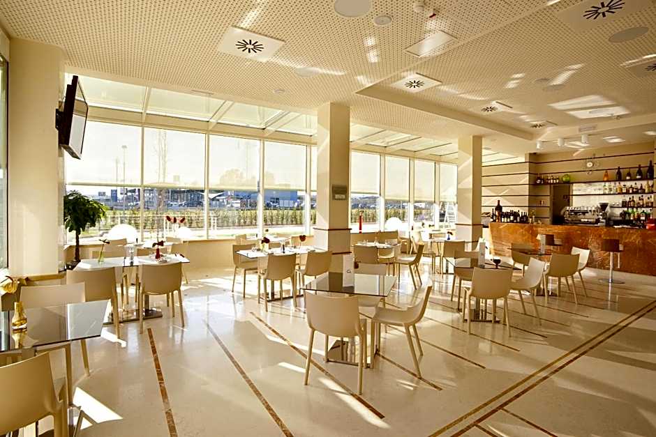 Breaking Business Hotel