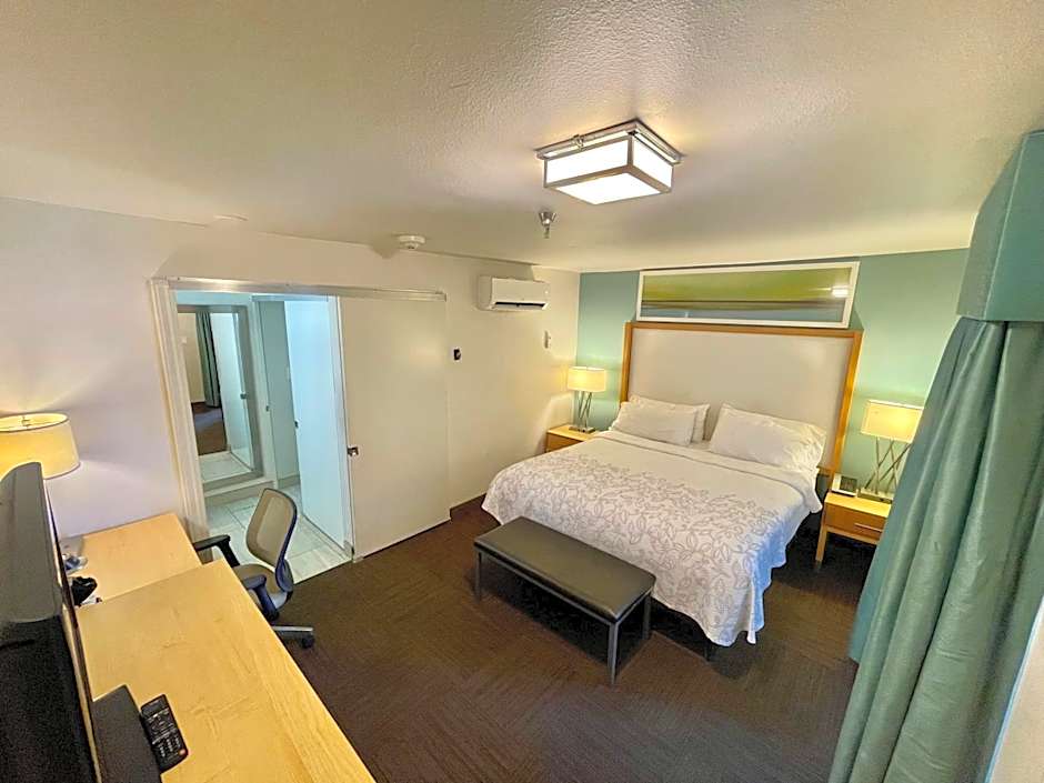 Red Roof PLUS+ & Suites Tampa