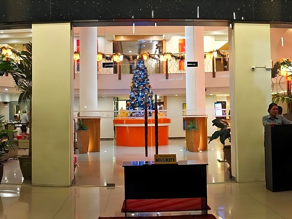 Pinnacle Hotel And Suites