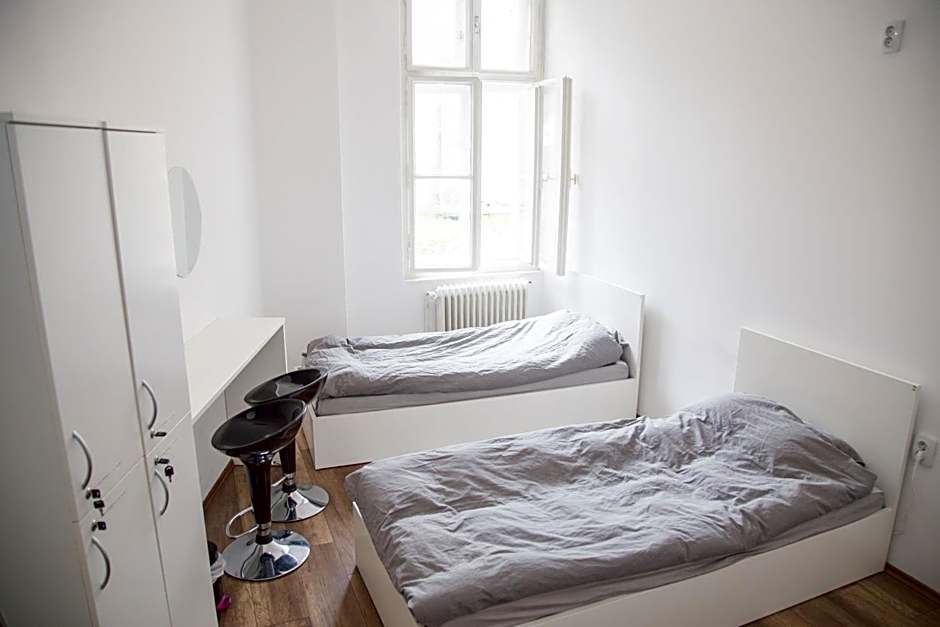 Lovecroatia Zagreb-'Paxnest' HOSTEL, No party! Cozy and quiet! Separated Men and women's Dormitory and Shower room! Indoor shoes provided! Lower beds with curtains for privacy! Maximum 4-5 beds per room! Fully prepared bed sheets! Have Laundry shop