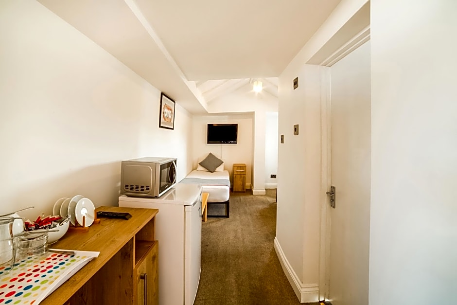 OYO TamTam Acton Hotel