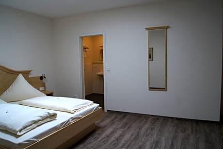 Twin Room with Skylight Window