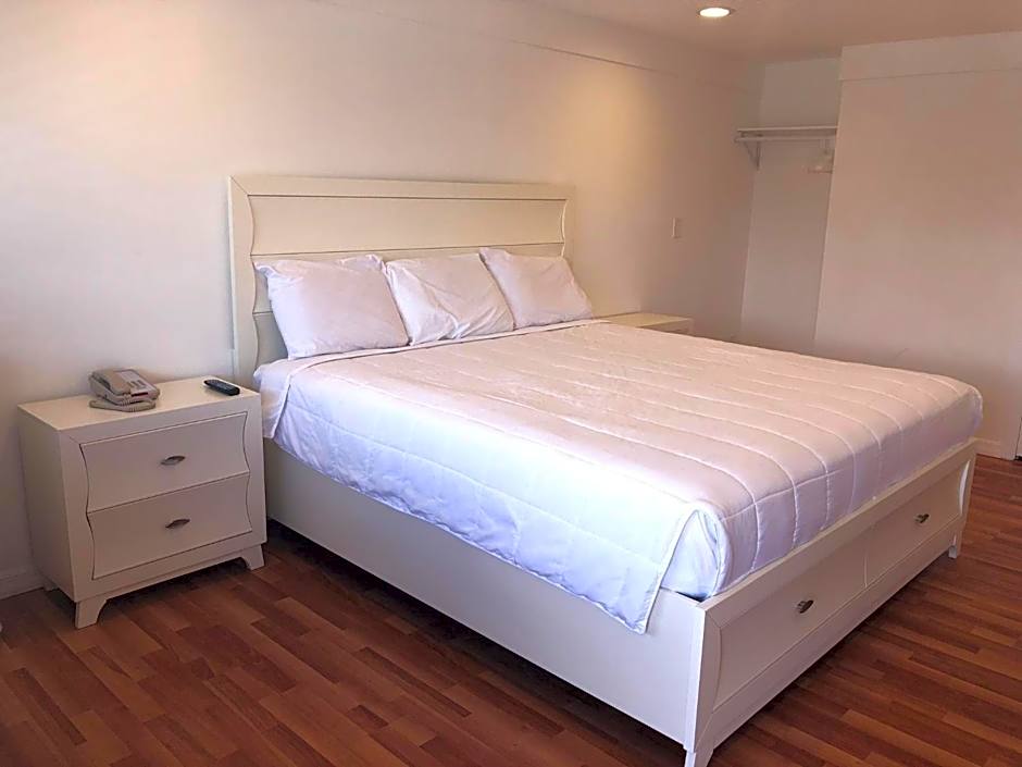 Spinnaker Inn of Naples