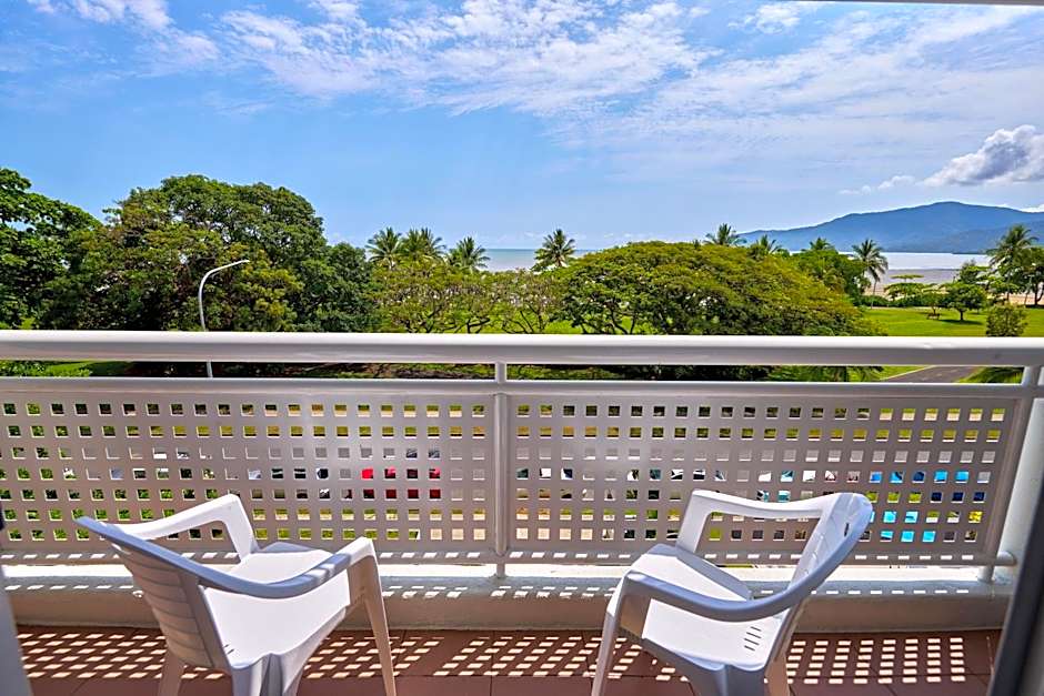 Cairns Harbourside Hotel